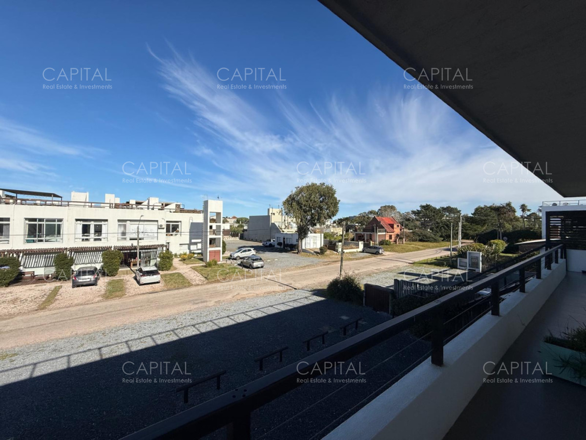 Apartamento ID.40377 - Departamento dos dormitorios en Manantiales en Alquiler con vista al mar y terraza.