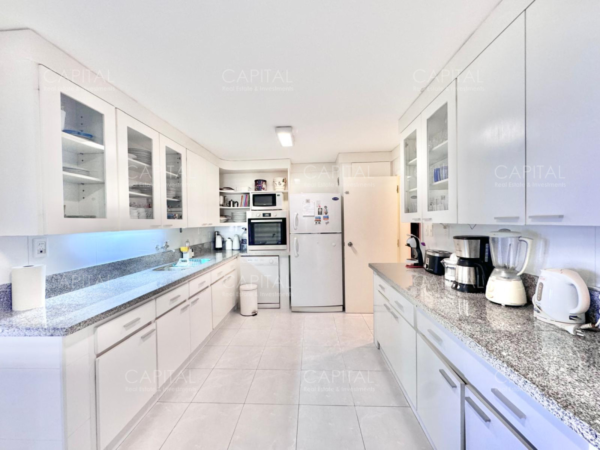 Apartamento ID.36358 - Excelente Apartamento primera linea playa mansa en edificio de categoría