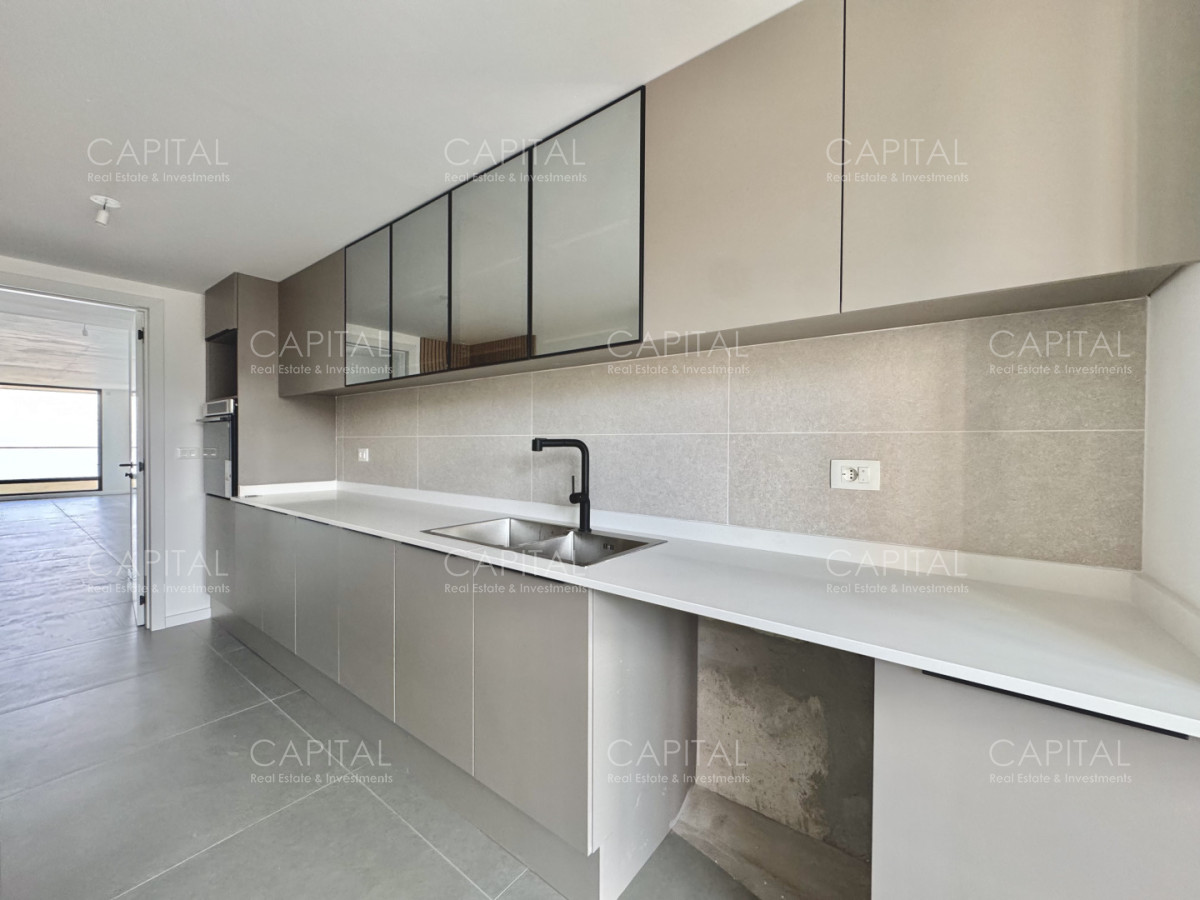 Apartamento ID.40351 - Apartamento semi piso de tres dormitorios frente al mar en playa mansa en venta