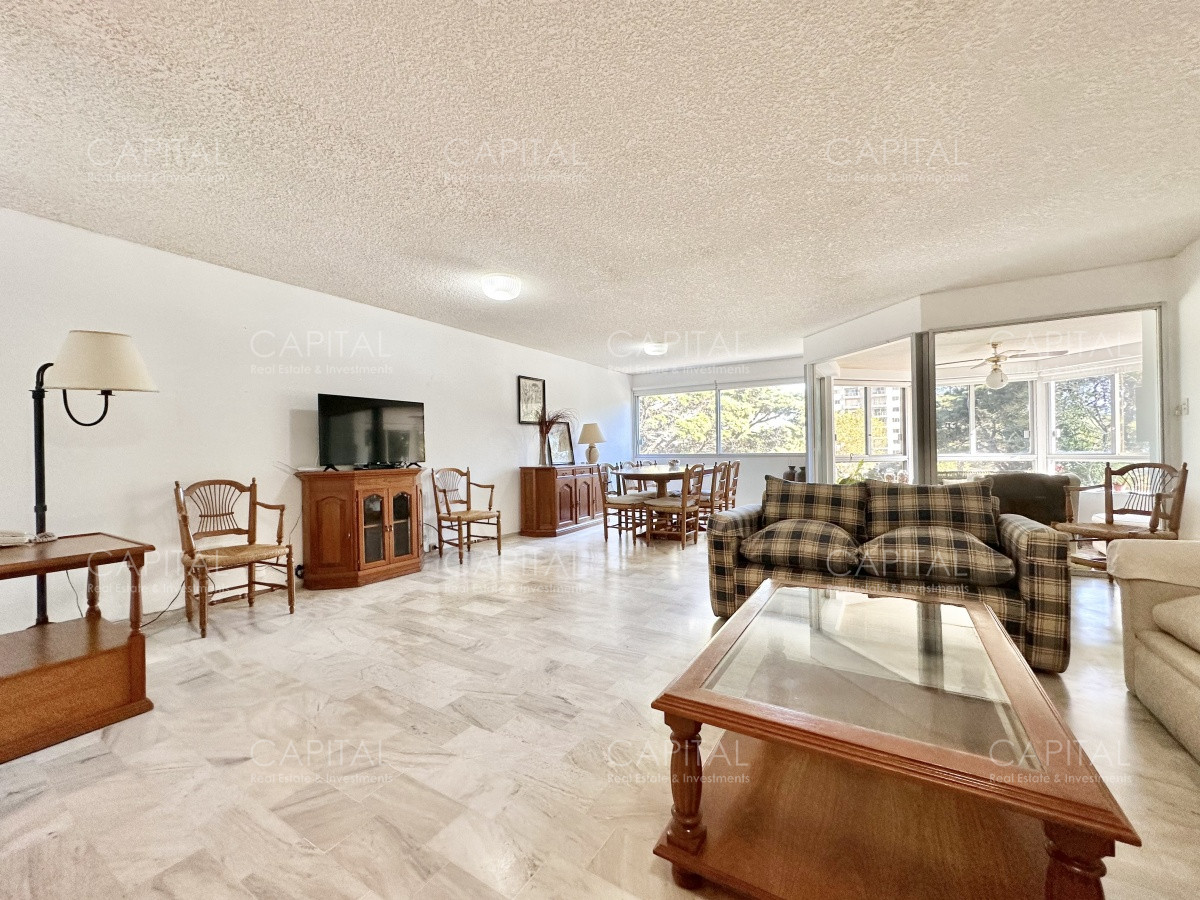 Apartamento ID.34525 - Apartamento de tres dormitorios y dependencia en venta Punta del Este