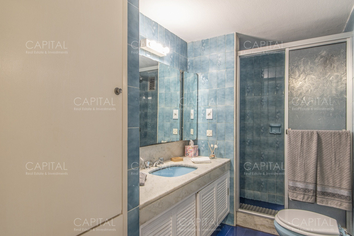 Apartamento ID.33828 - Imarangatu de dos dormitorios y dependencia frente al mar en venta Punta del Este.