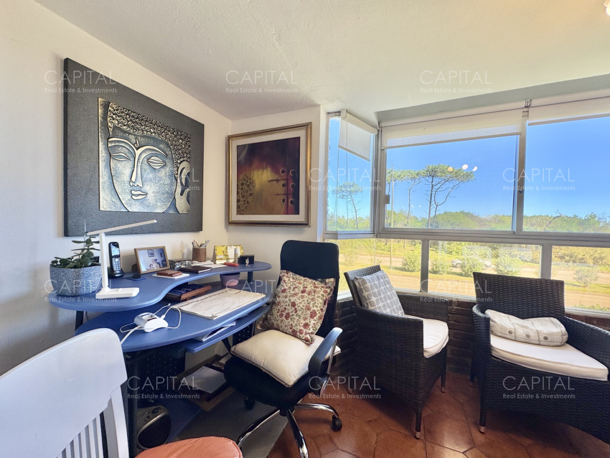 Apartamento ID.40104 - Apartamento de tres dormitorios y servicio en playa mansa frente al mar