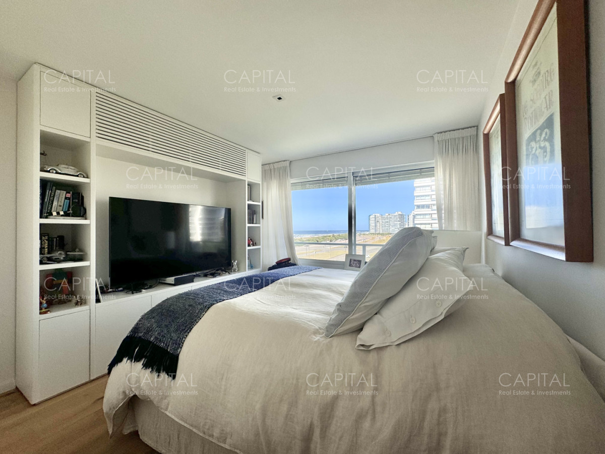 Apartamento ID.35545 - Apartamento reciclado de tres dormitorios en primera linea del mar, Playa Brava, Punta del Este.