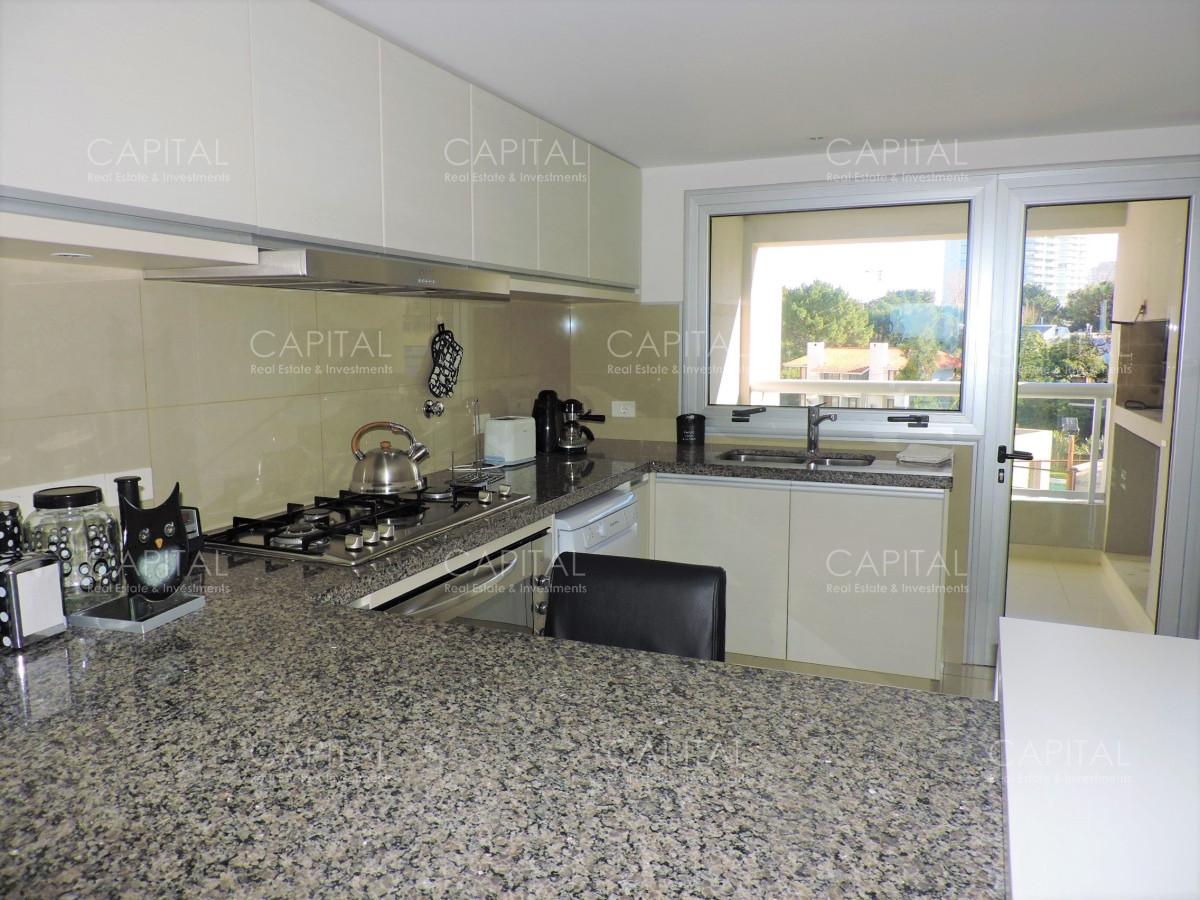 Apartamento ID.37022 - Moderno semipiso 3 dormitorios y dependencia en Playa Brava