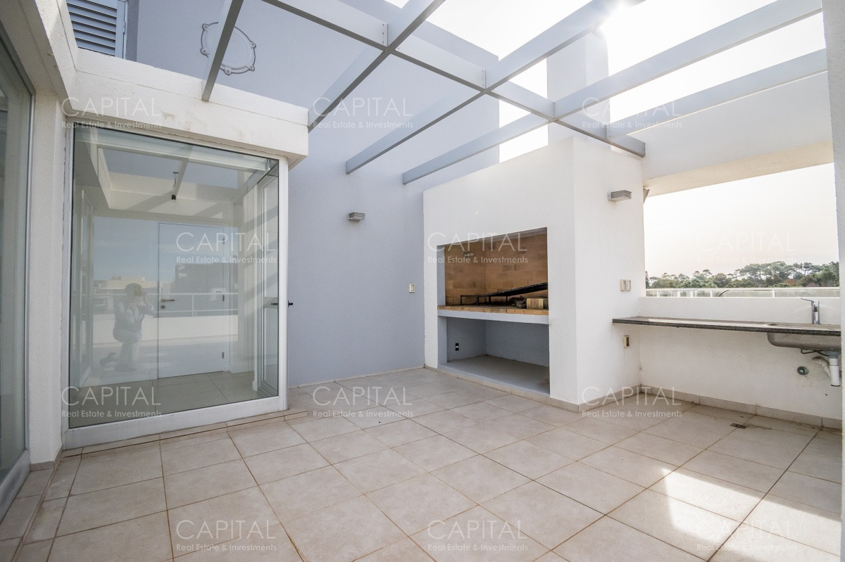 Apartamento ID.27993 - Apartamento PentHouse de 3 dormitorios y dependencia en alquiler anual.