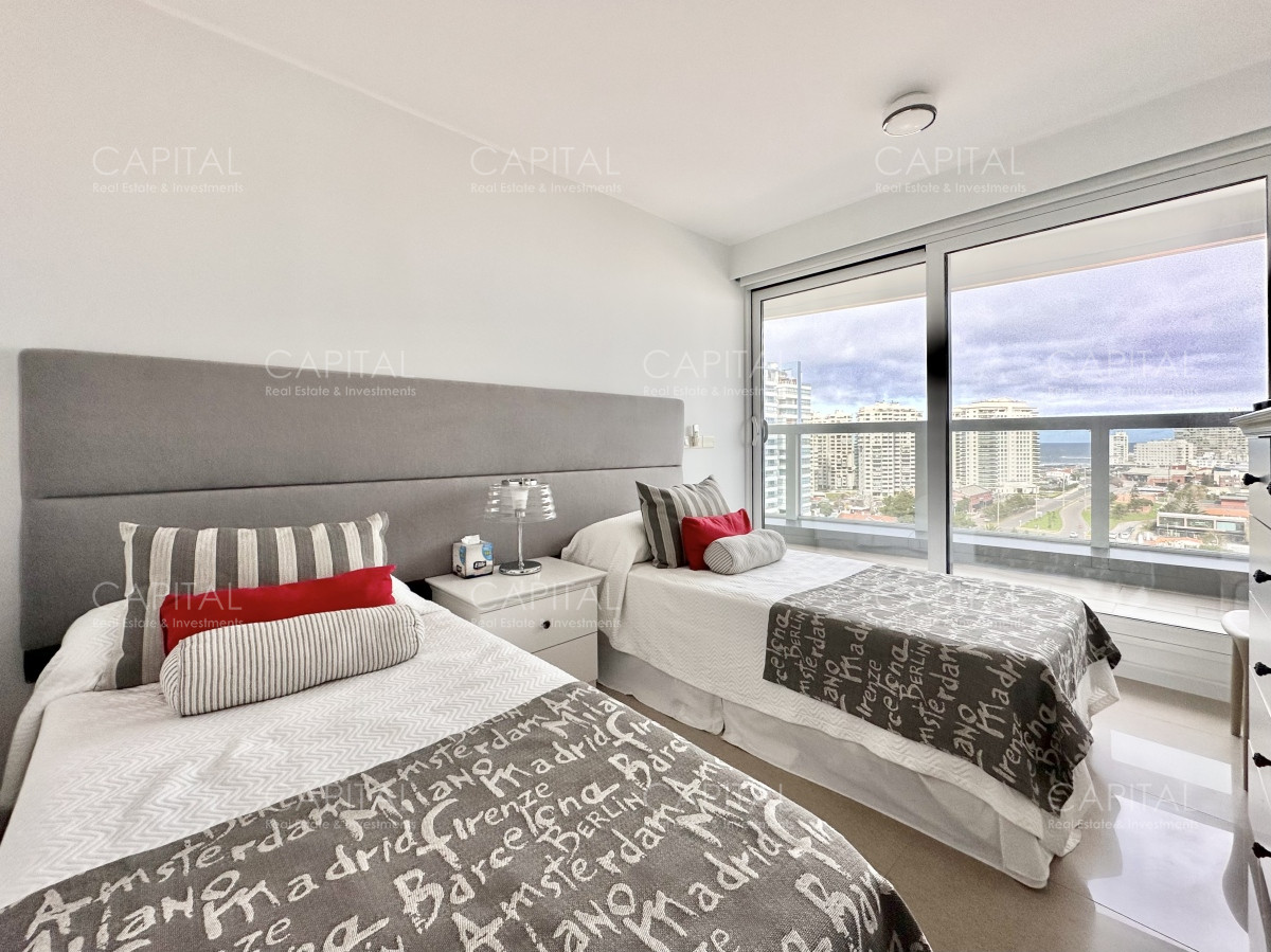 Apartamento ID.34873 - Apartamento de tres dormitorios y dependencia con vista al mar, Playa Mansa, Punta del Este.