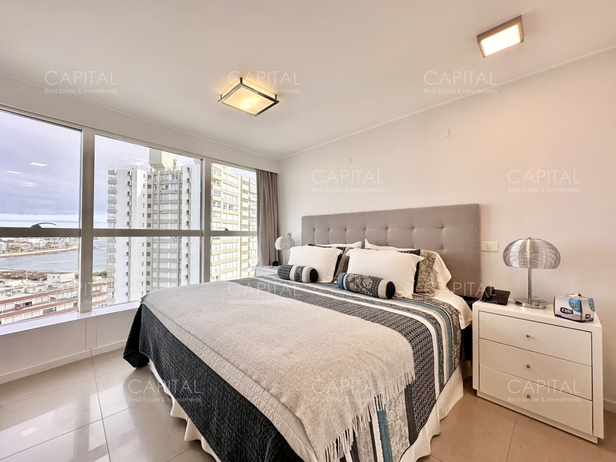Apartamento ID.34873 - Apartamento de tres dormitorios y dependencia con vista al mar, Playa Mansa, Punta del Este.