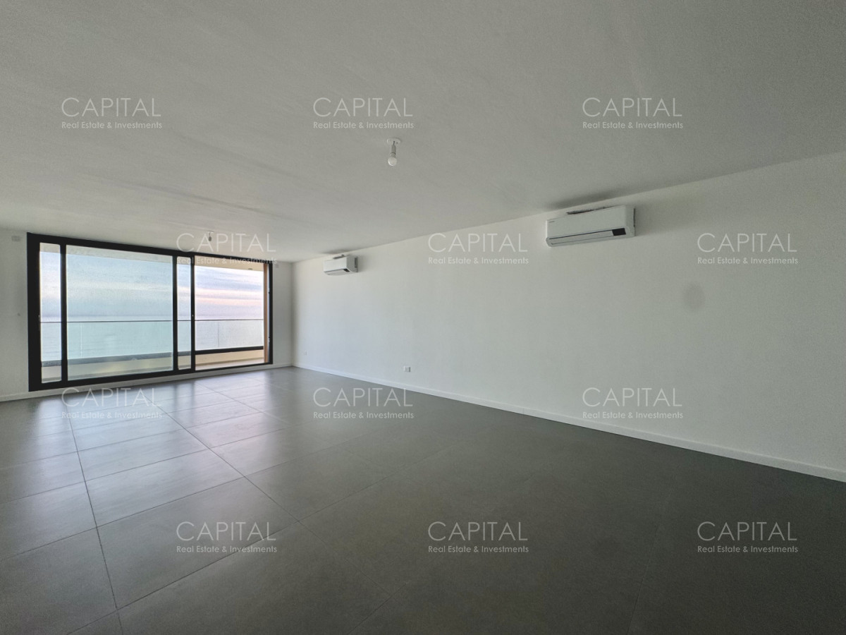 Apartamento ID.40350 - Apartamento semi piso de tres dormitorios frente al mar en playa mansa en venta