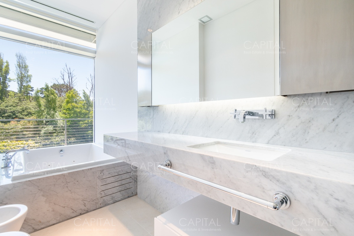 Apartamento ID.30146 - Excelente Apartamento en Acqua Punta del Este Tres suites en Venta en Primera línea, Playa Brava