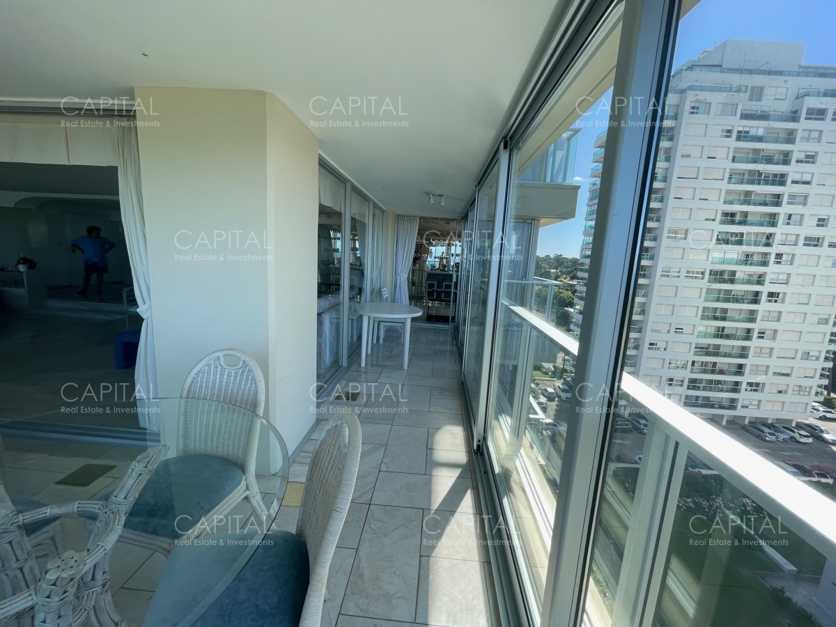 Apartamento ID.36605 - Excepcional semipiso Torre de Categoria frente a Playa Mansa