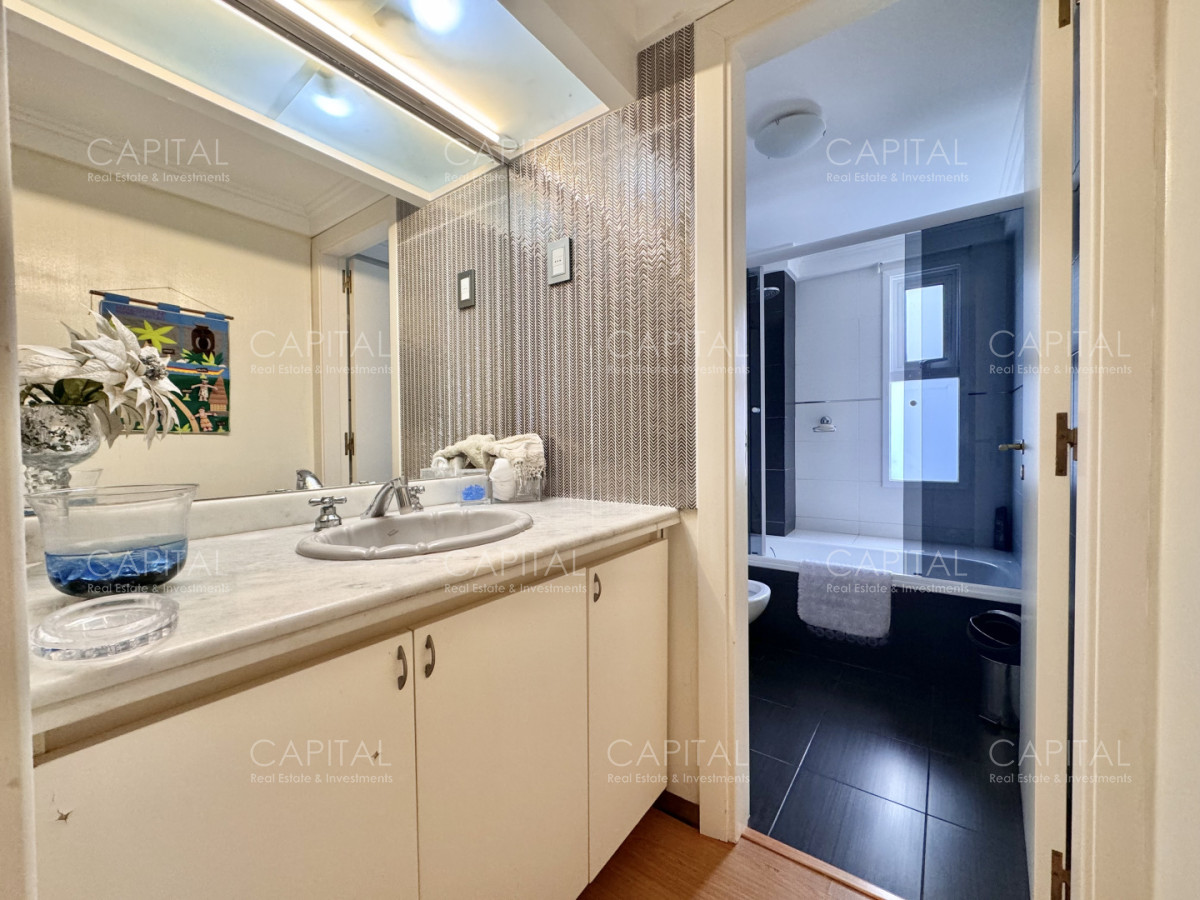 Apartamento ID.38763 - Edificio en primera linea del mar, departamento de tres dormitorios en venta, Playa Mansa.