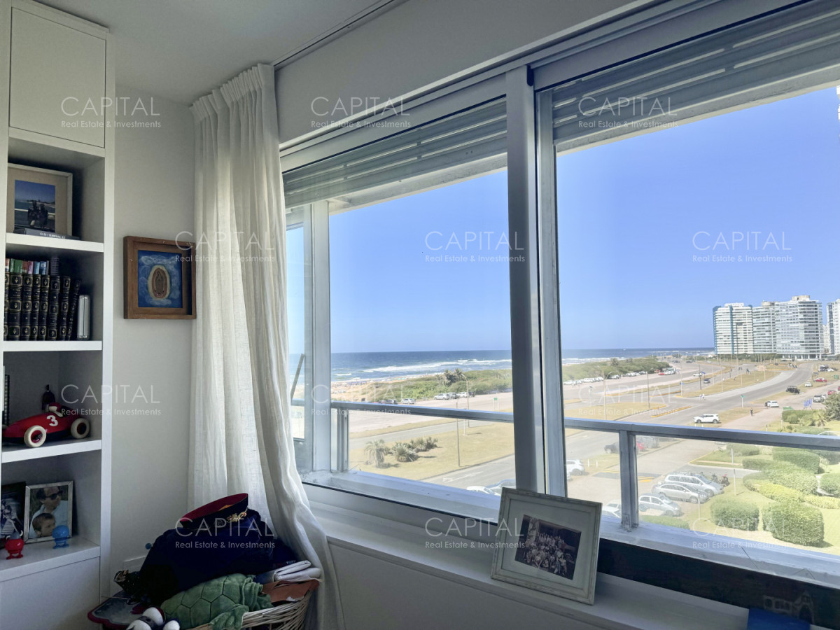 Apartamento ID.35545 - Apartamento reciclado de tres dormitorios en primera linea del mar, Playa Brava, Punta del Este.
