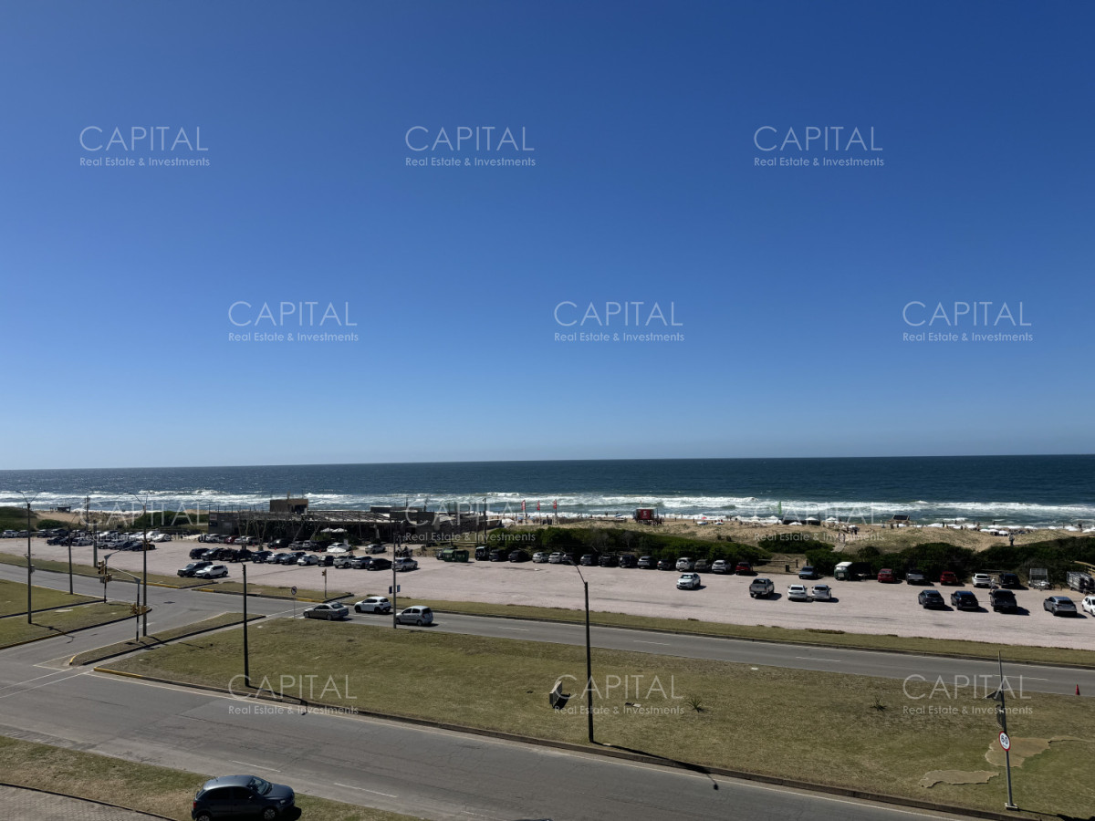 Apartamento ID.35545 - Apartamento reciclado de tres dormitorios en primera linea del mar, Playa Brava, Punta del Este.