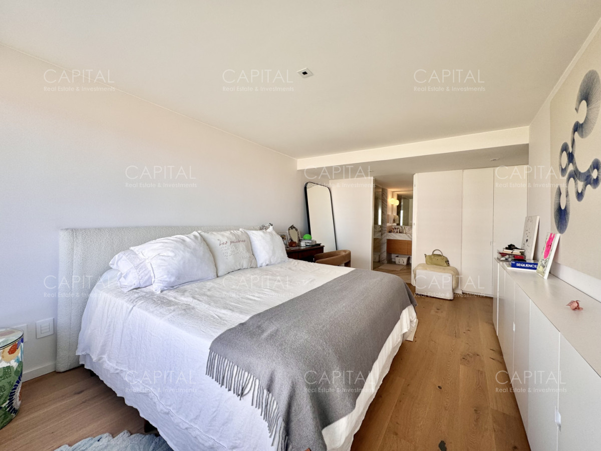 Apartamento ID.35545 - Apartamento reciclado de tres dormitorios en primera linea del mar, Playa Brava, Punta del Este.