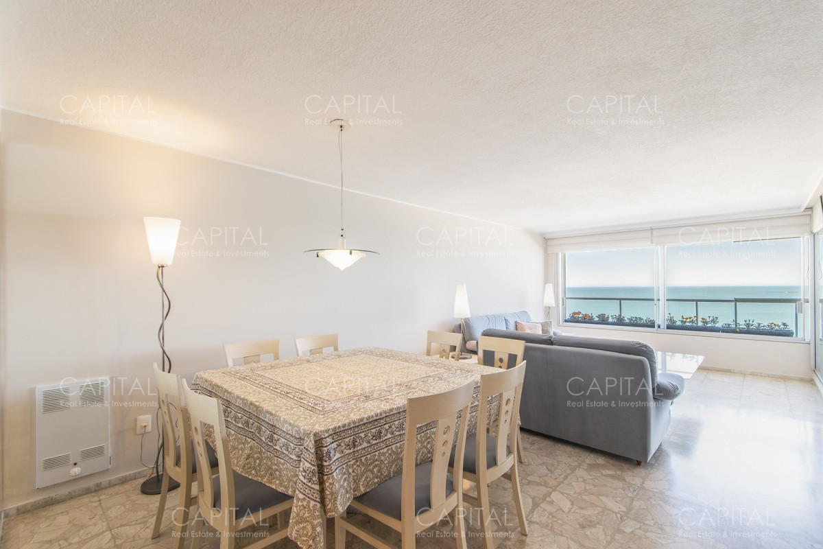Apartamento ID.33828 - Imarangatu de dos dormitorios y dependencia frente al mar en venta Punta del Este.