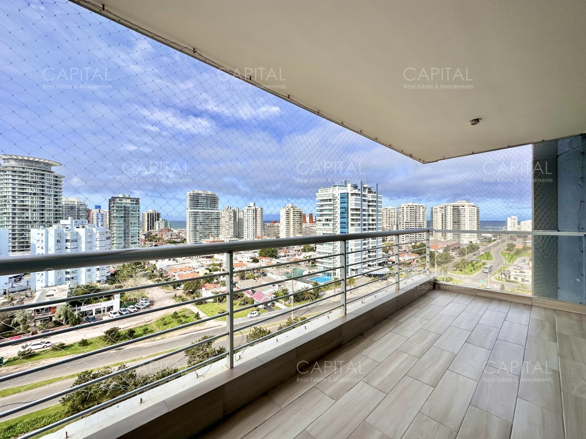 Apartamento ID.34873 - Apartamento de tres dormitorios y dependencia con vista al mar, Playa Mansa, Punta del Este.