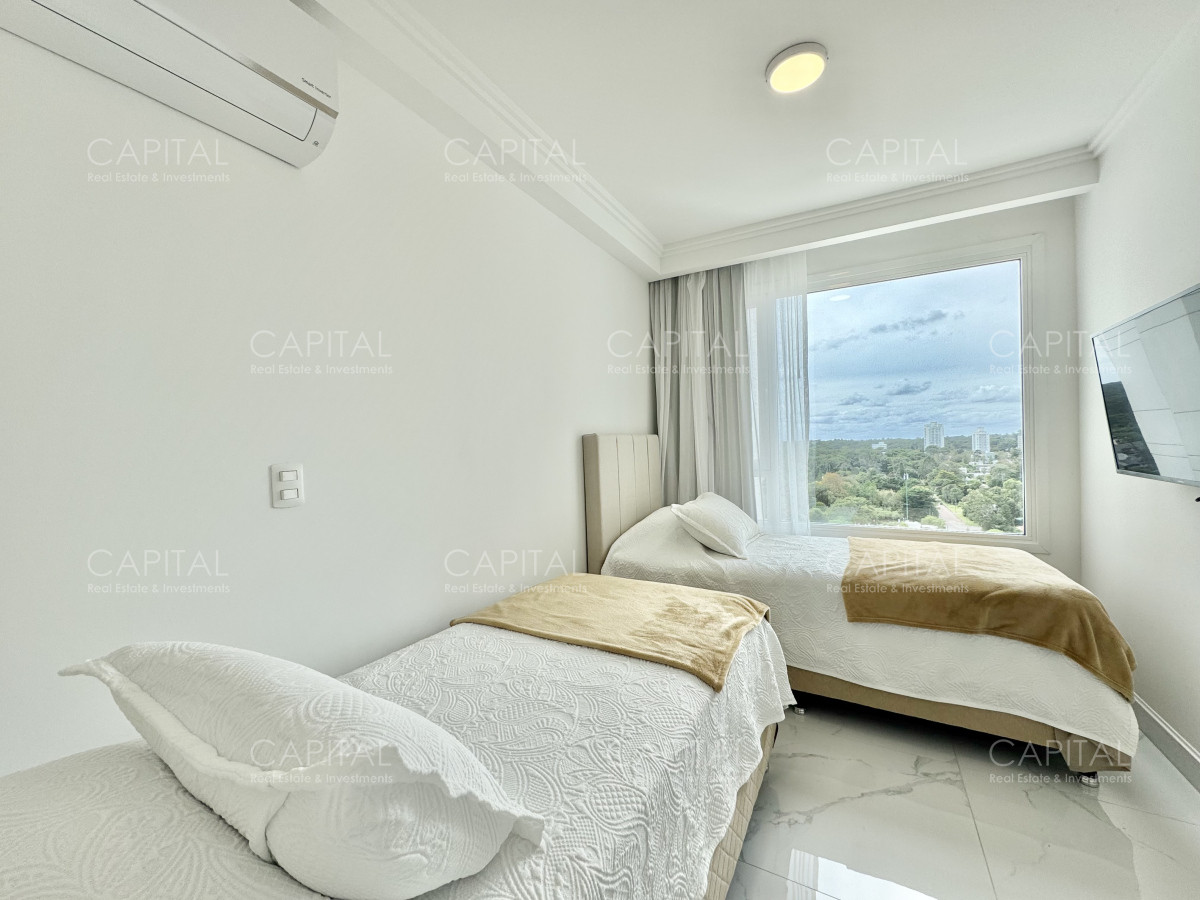 Apartamento ID.38101 - Paramount Tower Frente al Mar en Playa Mansa de tres dormitorios en venta