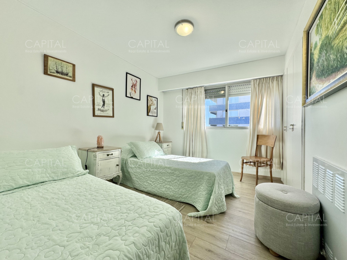 Apartamento ID.40104 - Apartamento de tres dormitorios y servicio en playa mansa frente al mar