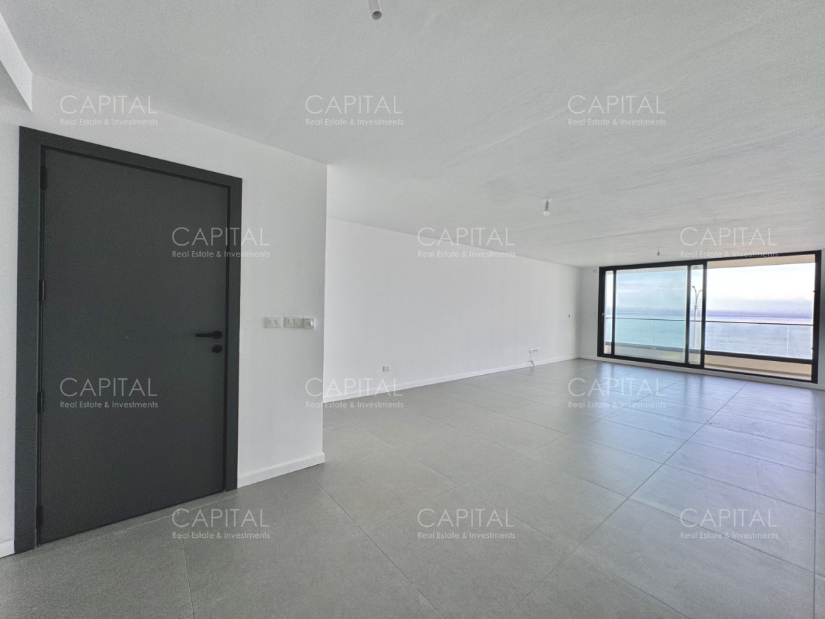 Apartamento ID.40350 - Apartamento semi piso de tres dormitorios frente al mar en playa mansa en venta