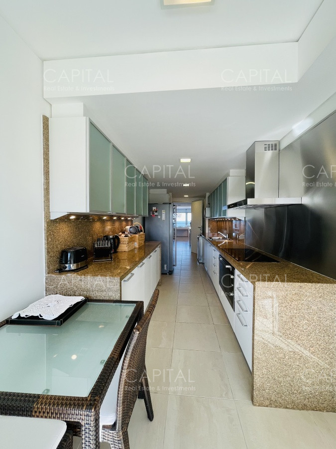 Apartamento ID.31416 - Le Parc Punta del Este de tres dormitorios más dependencia en torre de categoría sobre playa Brava, Punta del Este