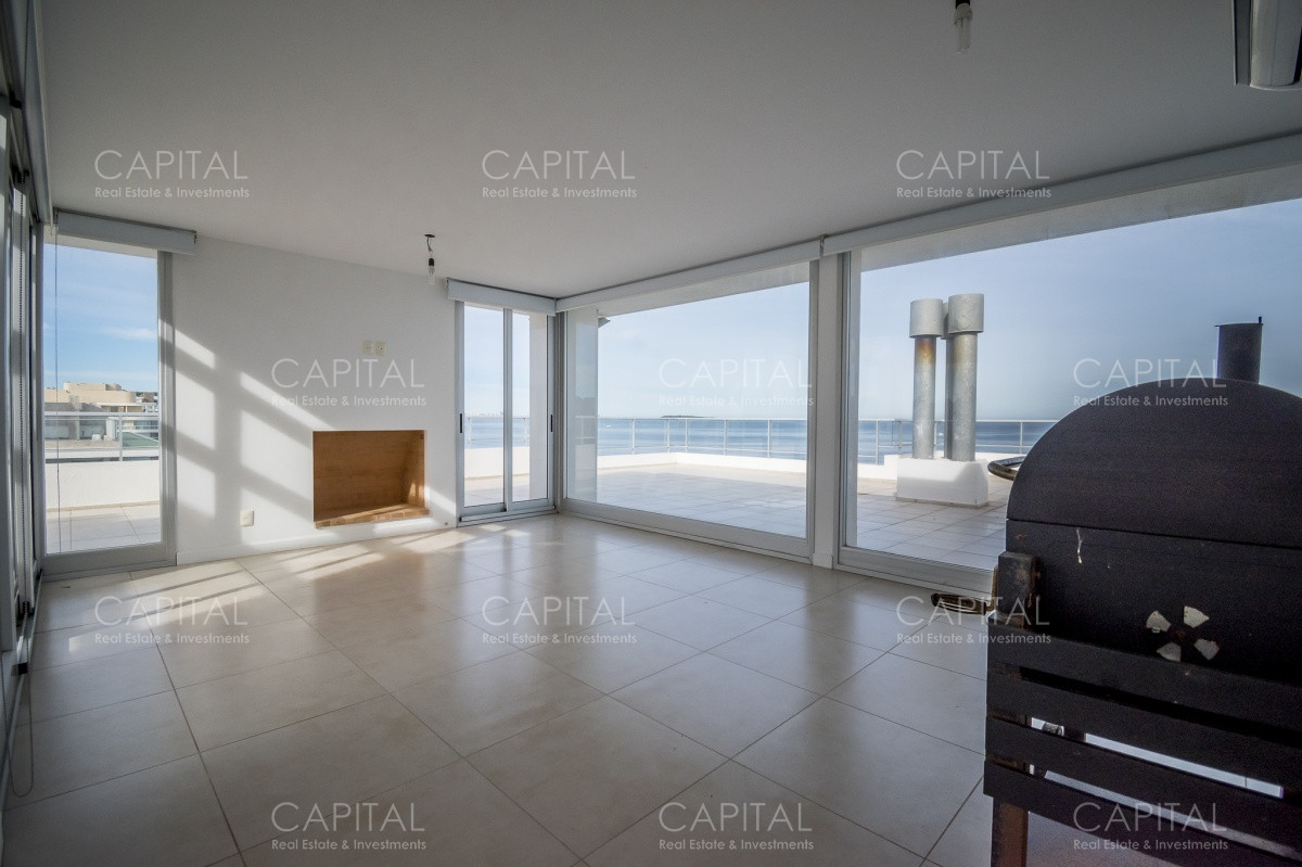 Apartamento ID.27993 - Apartamento PentHouse de 3 dormitorios y dependencia en alquiler anual.