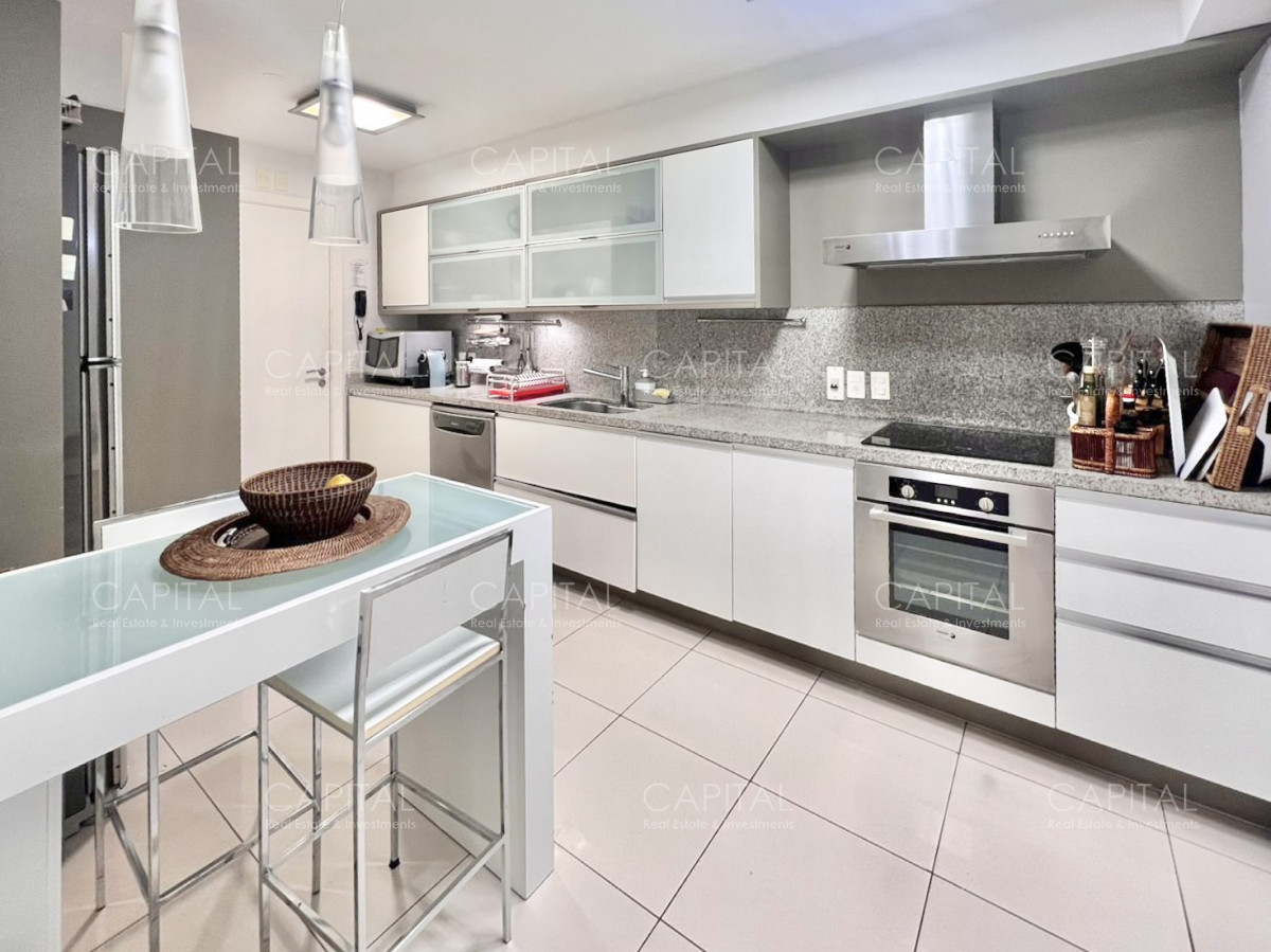 Apartamento ID.35573 - Apartamento de tres dormitorios y dependencia frente al mar en alquiler de temporada, Playa Mansa, Punta del Este.