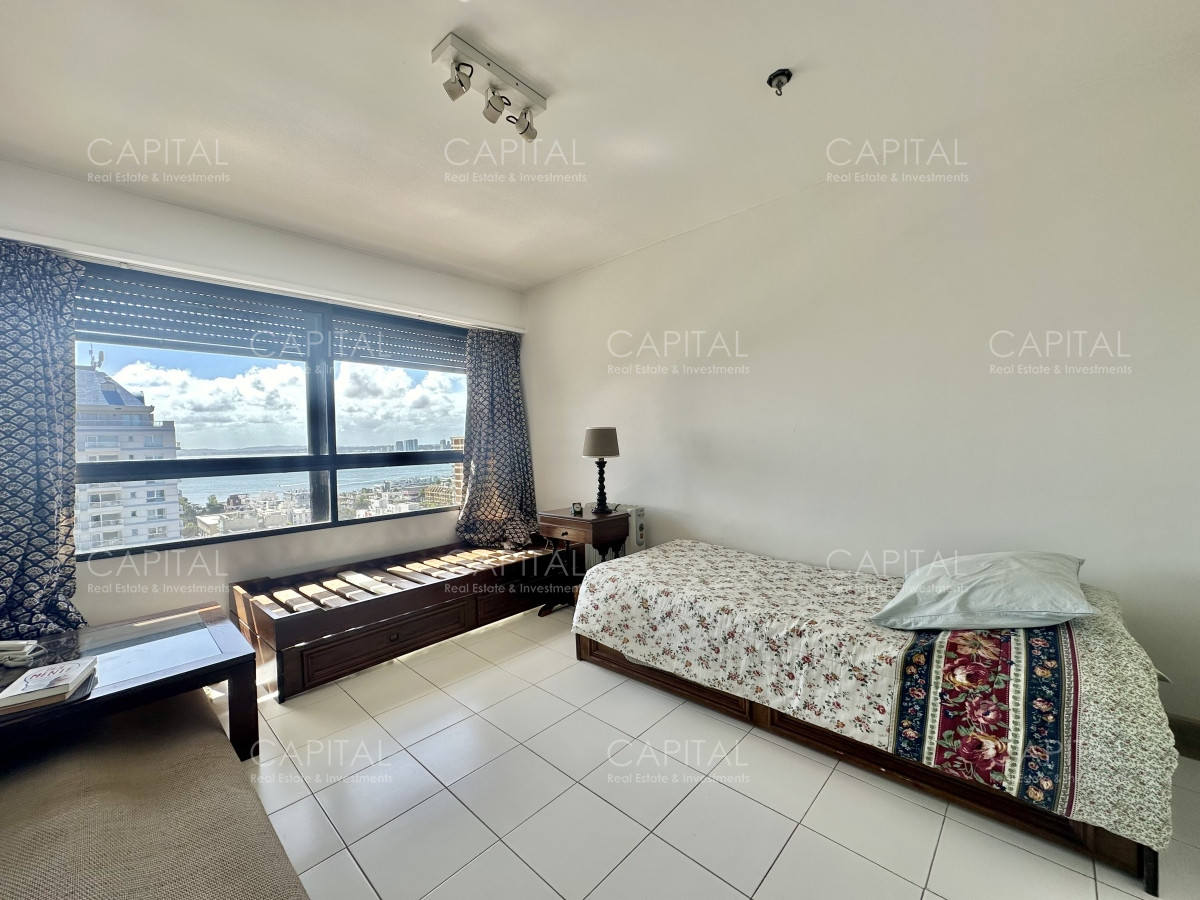 Apartamento ID.35703 - Apartamento de cuatro dormitorios y dependencia en venta, Península, Punta del Este