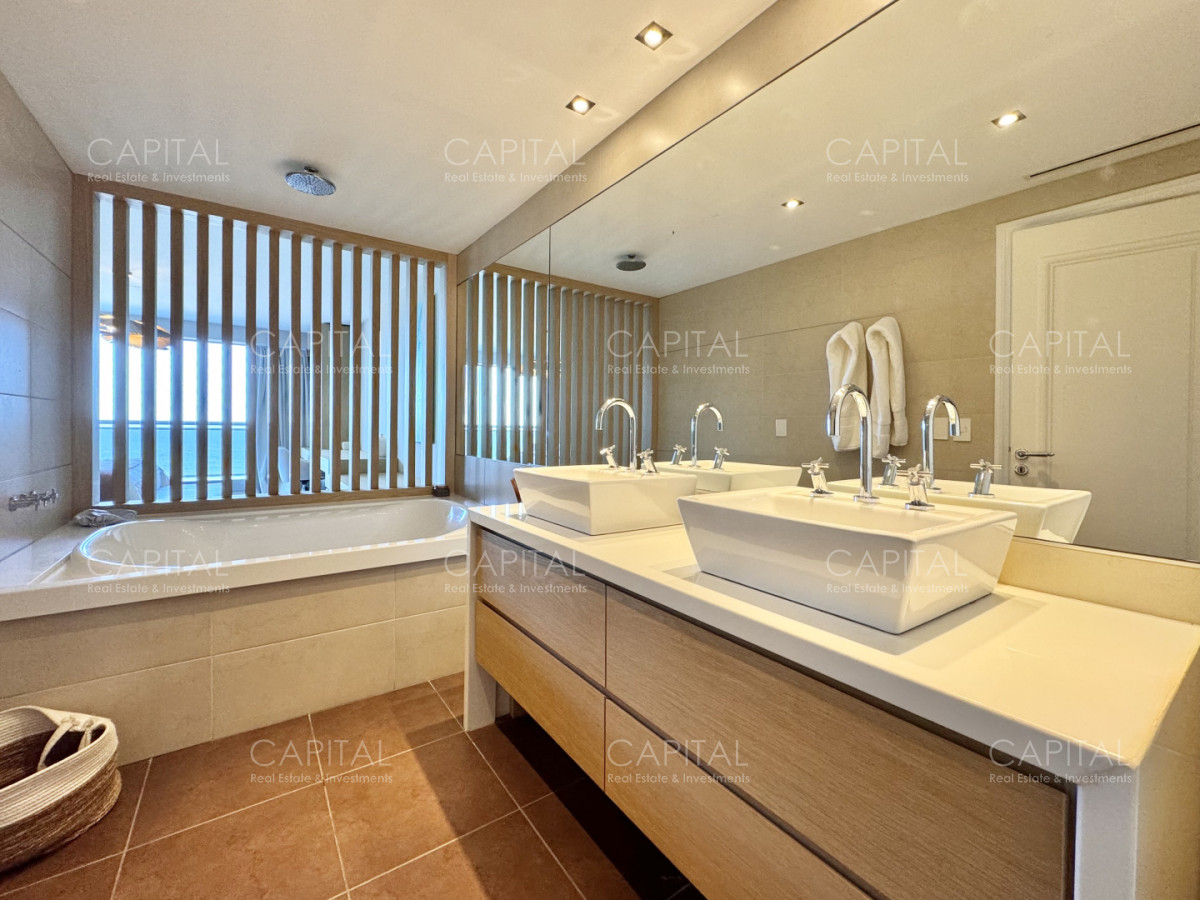 Apartamento ID.39802 - Penthouse Duplex con piscina y parrillero propio frente al Mar, en venta, Punta del Este