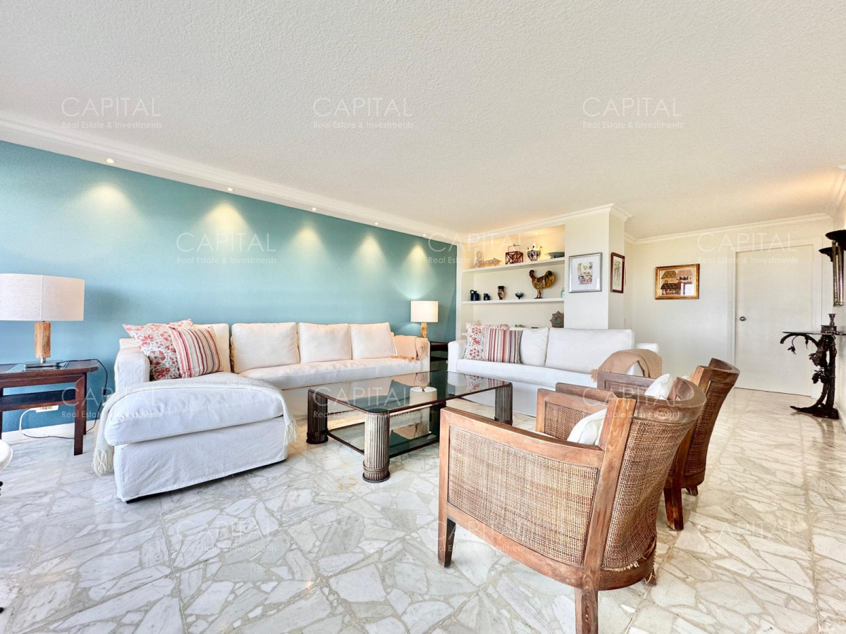 Apartamento ID.36358 - Excelente Apartamento primera linea playa mansa en edificio de categoría