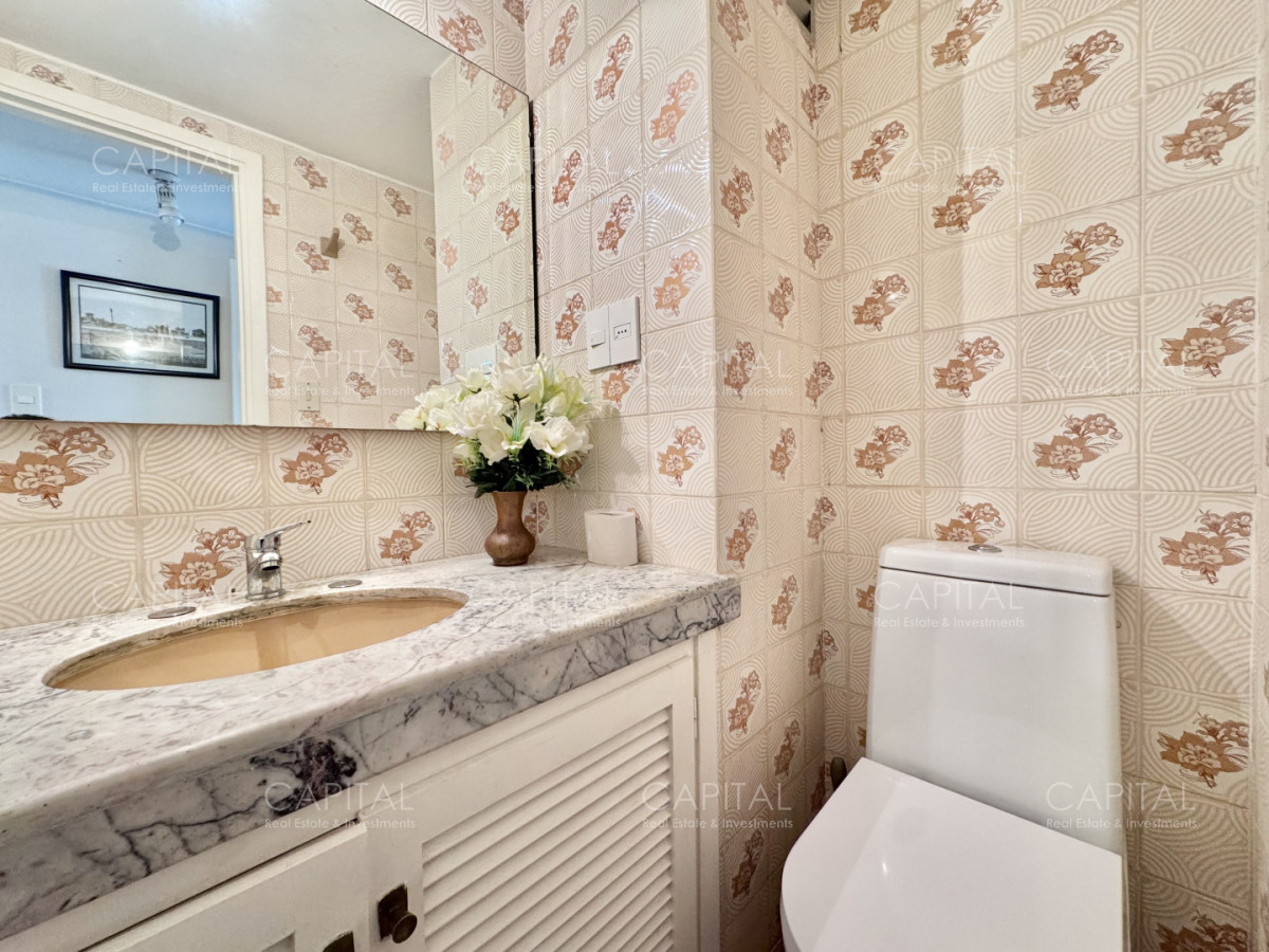 Apartamento ID.40104 - Apartamento de tres dormitorios y servicio en playa mansa frente al mar
