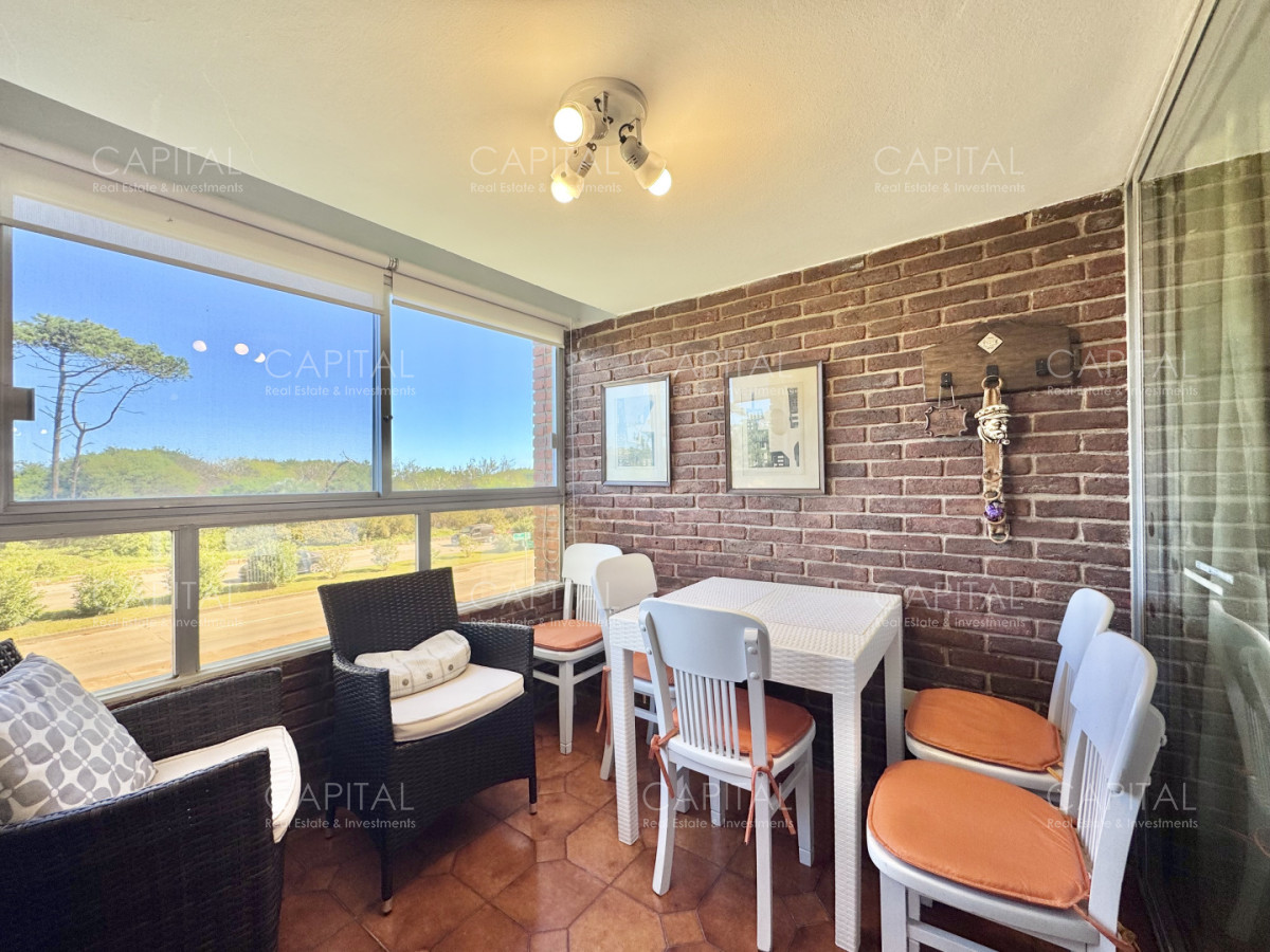 Apartamento ID.40104 - Apartamento de tres dormitorios y servicio en playa mansa frente al mar