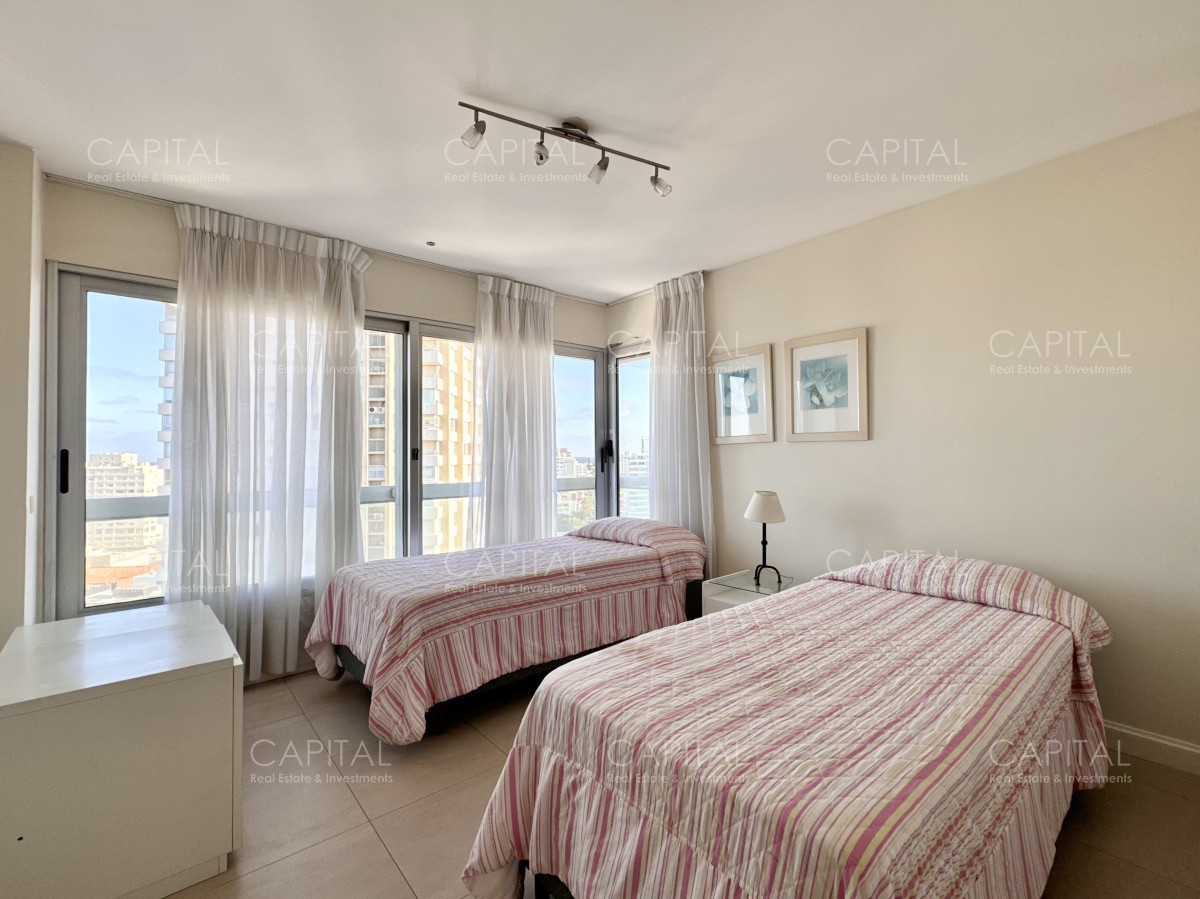 Apartamento ID.38472 - Apartamento en venta de tres dormitorios y dependencia en Playa Mansa, Punta del Este
