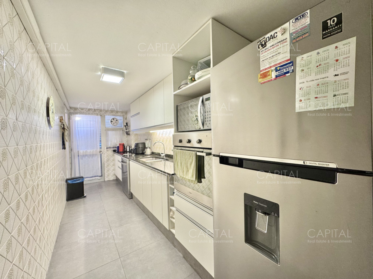 Apartamento ID.40104 - Apartamento de tres dormitorios y servicio en playa mansa frente al mar