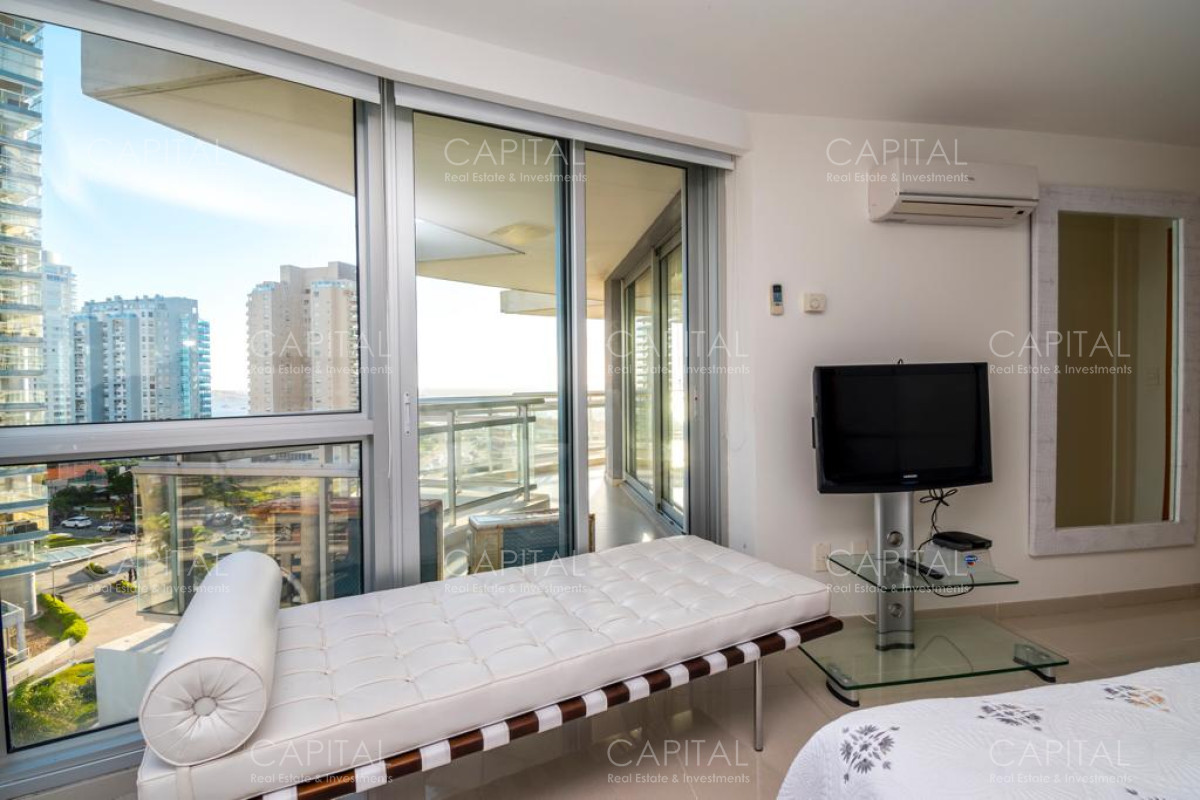 Apartamento ID.27455 - Apartamento de tres dormitorios y dependencia de servicio en venta, Playa Mansa Punta del Este