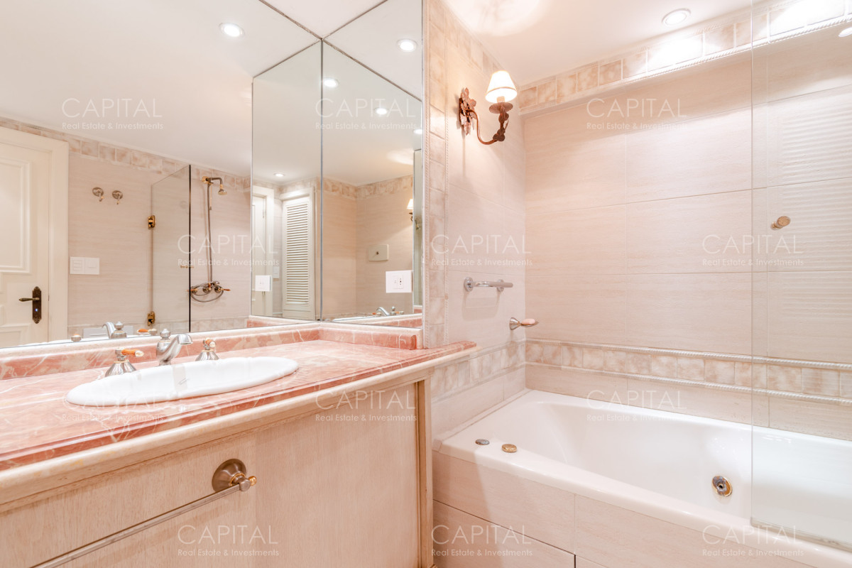 Apartamento ID.30607 - Penthouse de Cuatro Dormitorios frente al Mar - Venta Playa Mansa