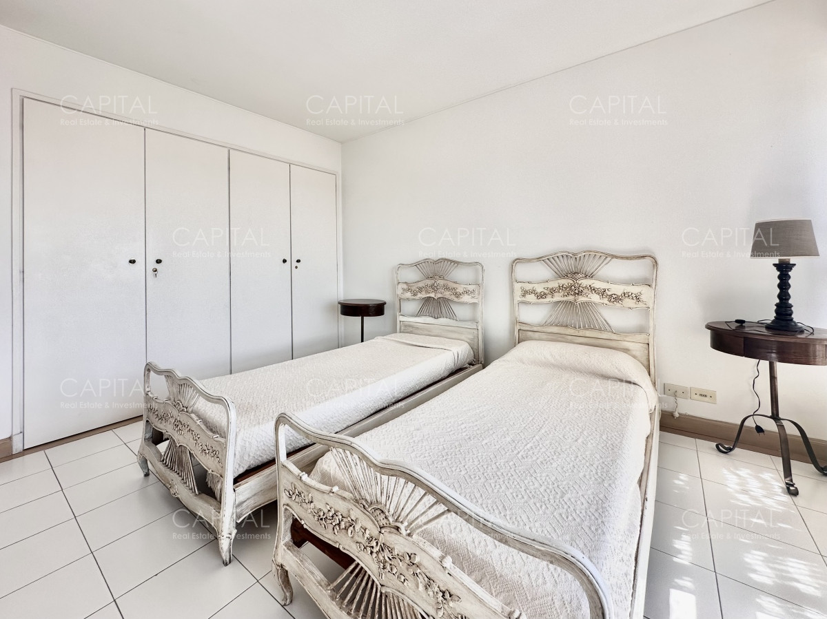 Apartamento ID.35703 - Apartamento de cuatro dormitorios y dependencia en venta, Península, Punta del Este