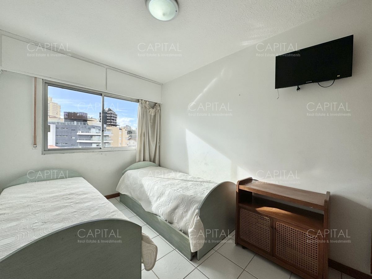 Apartamento ID.30302 - Apartamento de dos dormitorios en venta con vista al mar y parrillero propio. Punta del Este