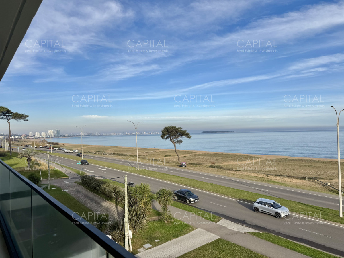 Apartamento ID.40350 - Apartamento semi piso de tres dormitorios frente al mar en playa mansa en venta