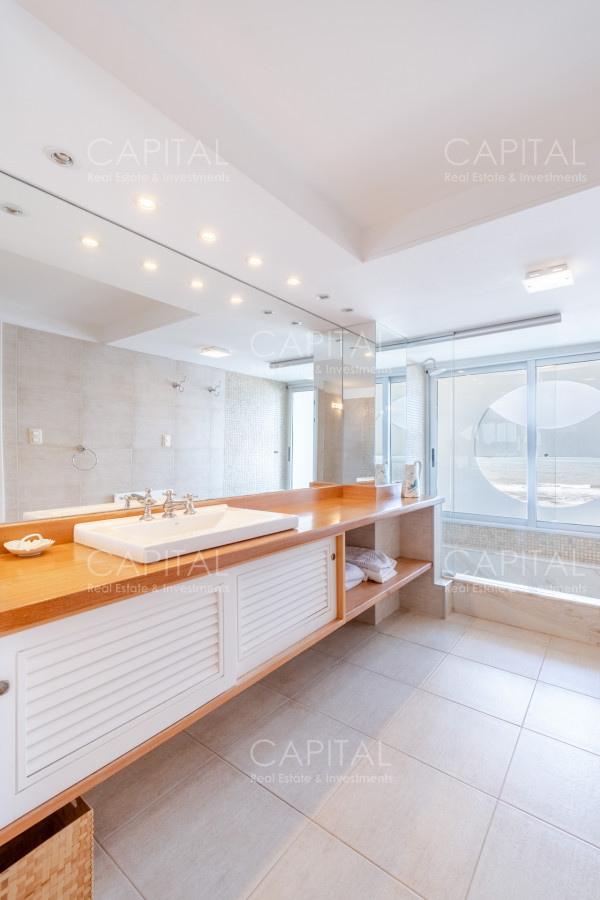 Apartamento ID.30942 - Venta de amplio apartamento sobre playa Brava íntegramente reciclado