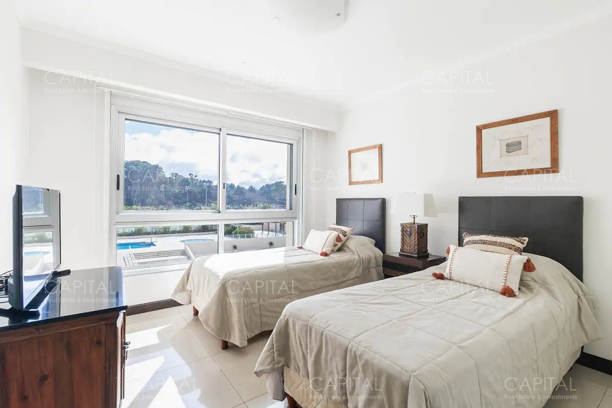 Apartamento ID.33892 - Apartamentoen torre lobos de tres dormitorios en primera linea frente al mar en Playa Brava en Alquiler, Punta del Este