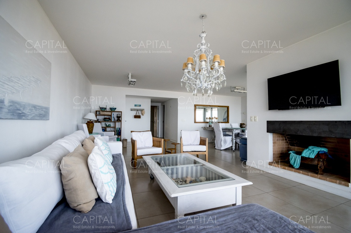 Apartamento ID.27993 - Apartamento PentHouse de 3 dormitorios y dependencia en alquiler anual.