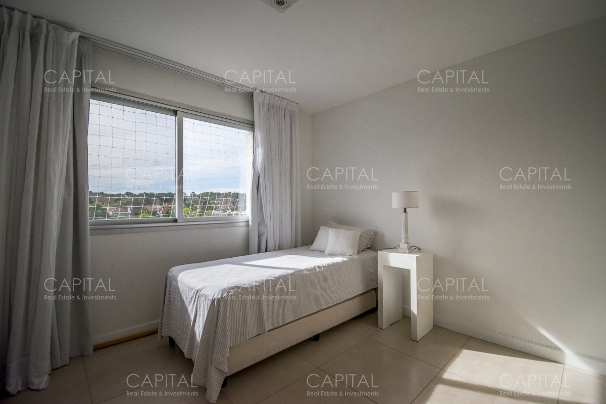Apartamento ID.27993 - Apartamento PentHouse de 3 dormitorios y dependencia en alquiler anual.