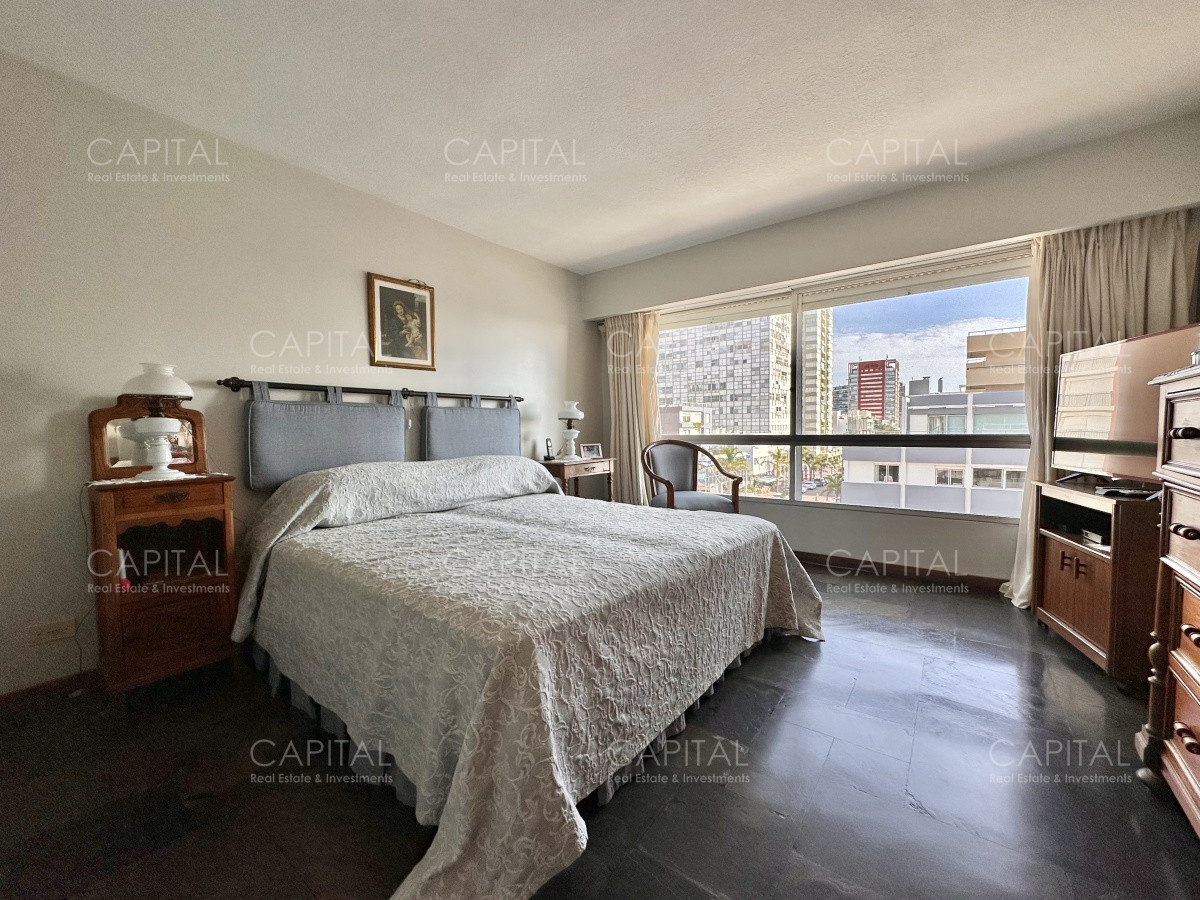 Apartamento ID.34218 - Apartamento de tres dormitorios y de dependencia de servicio, Puerto de Punta del Este.