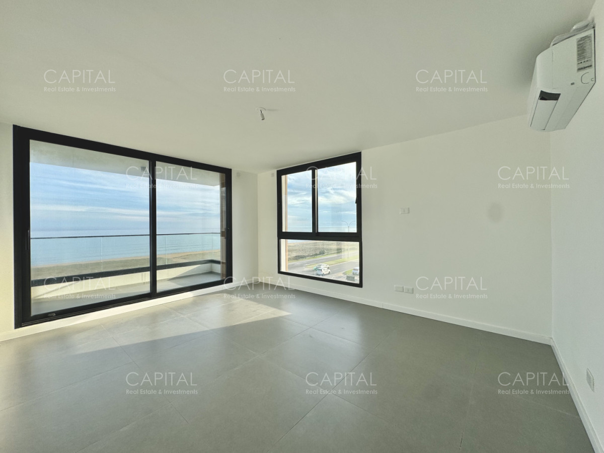 Apartamento ID.40351 - Apartamento semi piso de tres dormitorios frente al mar en playa mansa en venta