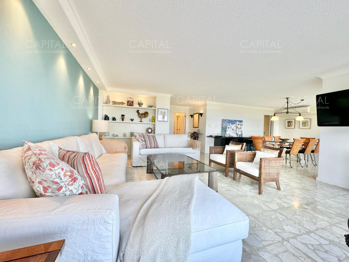 Apartamento ID.36358 - Excelente Apartamento primera linea playa mansa en edificio de categoría