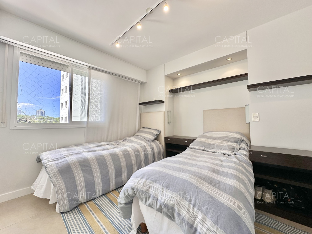 Apartamento ID.35573 - Apartamento de tres dormitorios y dependencia frente al mar en alquiler de temporada, Playa Mansa, Punta del Este.
