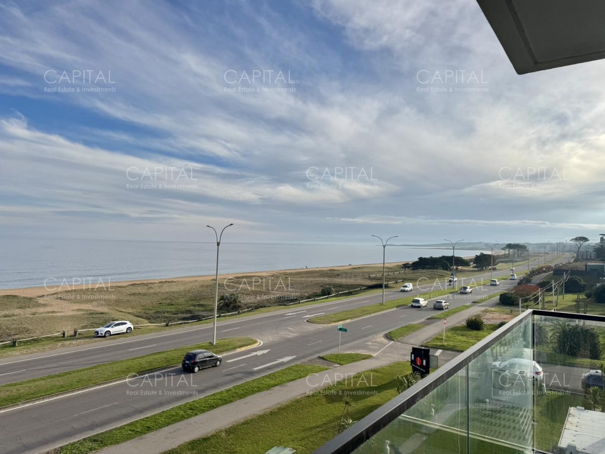 Apartamento ID.40350 - Apartamento semi piso de tres dormitorios frente al mar en playa mansa en venta