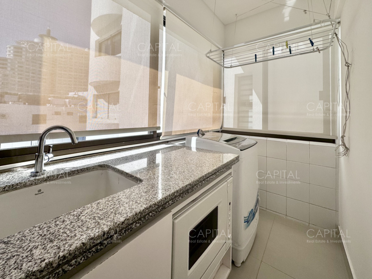 Apartamento ID.38763 - Edificio en primera linea del mar, departamento de tres dormitorios en venta, Playa Mansa.