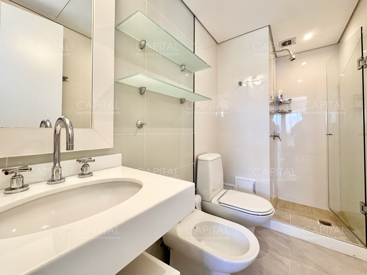 Apartamento ID.35573 - Apartamento de tres dormitorios y dependencia frente al mar en alquiler de temporada, Playa Mansa, Punta del Este.