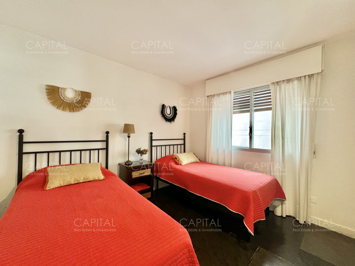 Apartamento ID.39040 - Apartamento de tres dormitorios en venta, Primera Linea Playa Mansa, Punta del Este.